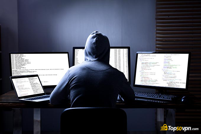 VPN с выделенным ip адресом: хакер занимается своими сомнительными делами за компьютером.